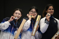 [올림픽포토] 오예진·김예지 시상대서 ‘맛보는’ 금·은메달