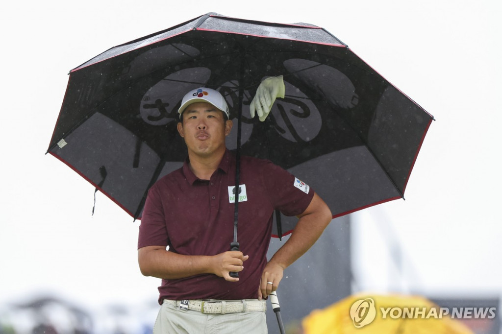 안병훈이 3라운드에서 우산을 쓴 채 샷 순서를 기다리고 있다.[AFP=연합]