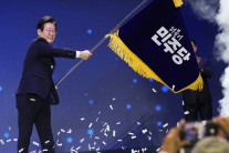 여야 지지율 역전…‘광복절 파행’ 윤대통령·국힘당 낮아지고 ‘전당대회’ 민주당 올랐다