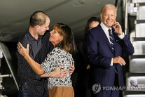 “집에 왔다”…바이든·해리스, 귀환자들 한밤중 마중 “특별한 날”