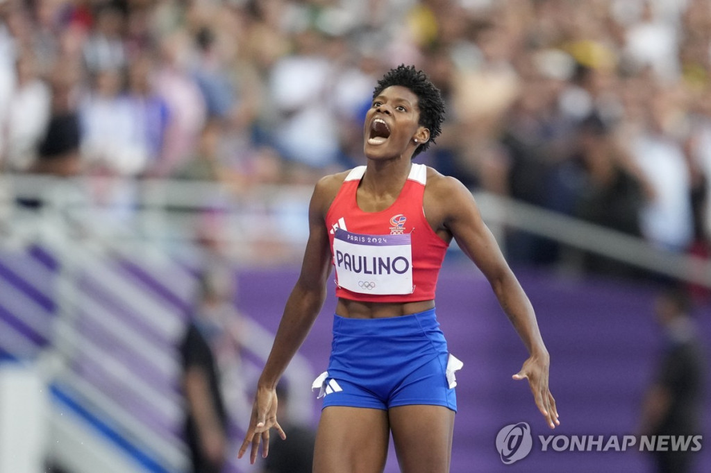  파울리노가 10일(한국시간) 프랑스 파리 스타드 드 프랑스에서 열린 2024 파리 올림픽 육상 여자 400ｍ에서 우승한 뒤 포효하고 있다.(파리 AP=연합)