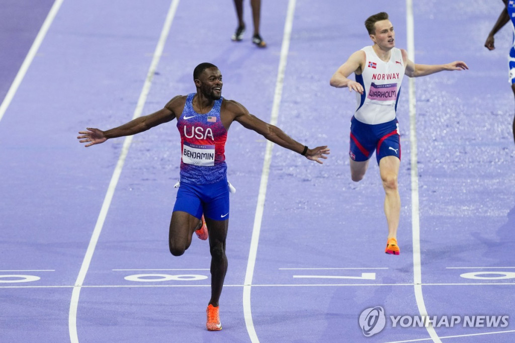 벤저민(왼쪽)이 10일(한국시간) 프랑스 파리 스타드 드 프랑스에서 열린 2024 파리 올림픽 육상 남자 400ｍ 허들 결선에서 바르홀름을 제치고 우승한 뒤 기뻐하고 있다.(파리 AP=연합)