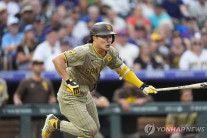 MLB 김하성, ‘태극 배트’로 행운의 2루타…멀티히트도 달성