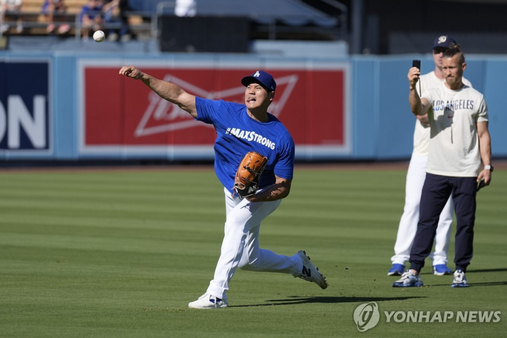 오타니가 24일 투구 훈련에 앞서 캐치볼로 몸을 풀고 있다.[AP=연합]