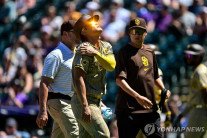 김하성, 어깨 통증 호소하며 교체…FA 앞두고 부상 악재