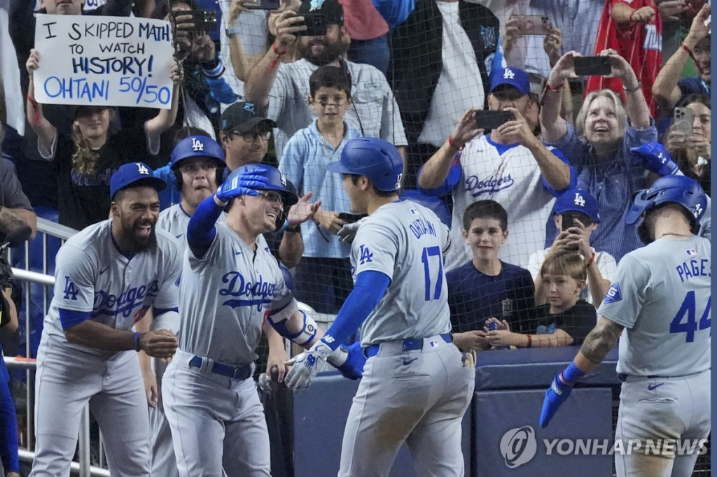 오타니가 빅리그 첫 50-50 달성 후 덕아웃에서 동료들의 축하 받고 있다.[AP=연합]