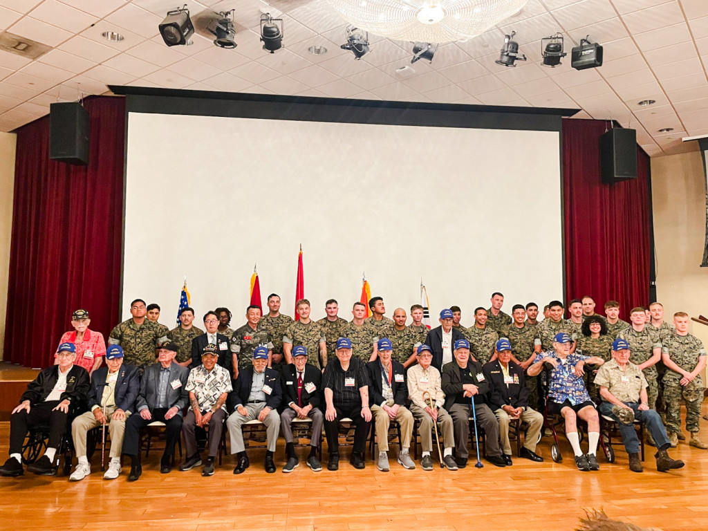 13일 미 해병 1사단 캠프펜들턴에서 열린 인천상륙작전 기념식에서 참전용사와 현역장병들이 기념촬영을 하고 있다.