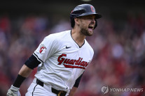 ‘이적생’ 토머스 만루포…클리블랜드, 8년 만에 MLB ALCS 진출