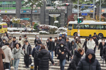 폭설에 뒤덮인 서울…연이틀째 교통 대란에 시민들 ‘피곤’[르포]