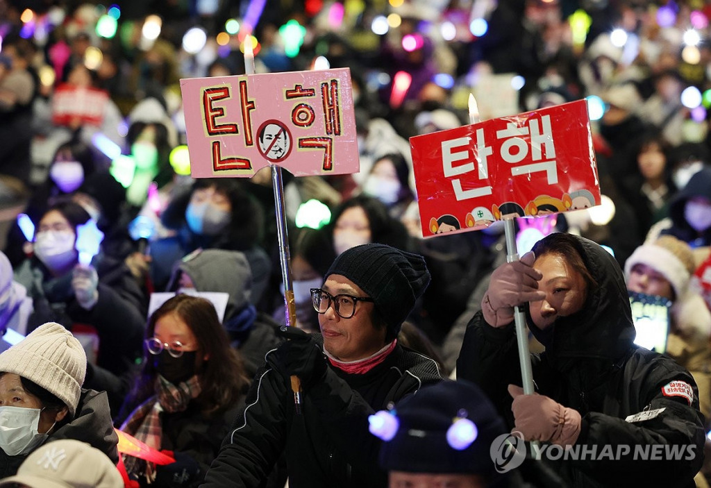 탄핵소추안 국회 통과 촉구 촛불집회[연합=자료]