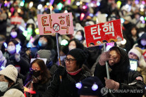 위기의 선진국 지도자들, 성난 유권자 달래지 못해 지지율 추락