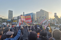 [르포] “나라가 하루아침에 무너졌다” 탄핵 표결 전날 반차까지 쓰고 나왔다