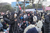 탄핵 가결에 눈물 쏟았다…‘다시만난세계’ 떼창 환호성[영상]