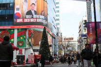 “윤석열 때문에 예약 8팀 날렸다” 송년회 깨지고 관광객 사라져 자영업자 비명