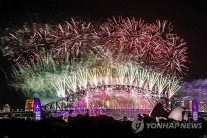 새해 첫날 지구촌 곳곳 축포…우크라·가자지구선 포성·화염