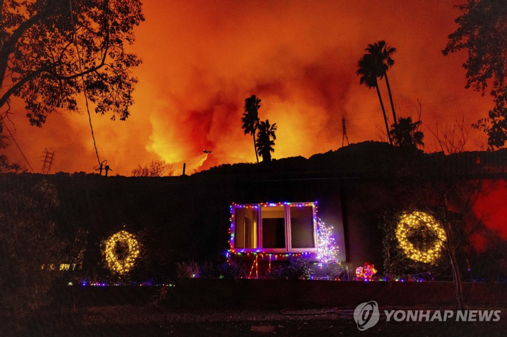 10일(현지시간) 화염이 번지고 있는 LA 맨더빌캐니언 지역[AP=연합]