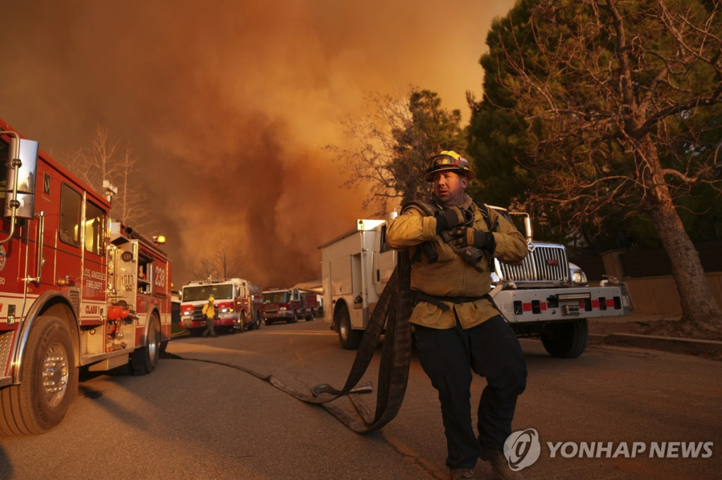 11일(현지시간) LA에서 산불과 싸우고 있는 소방관 [AP=연합]