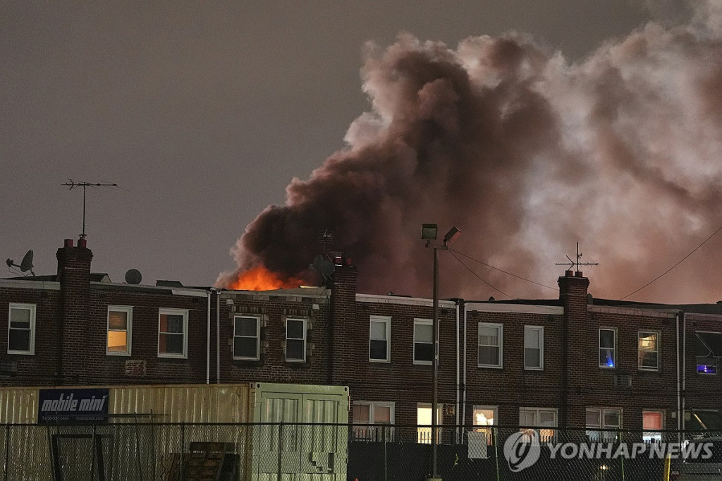 필라델피아 항공기 추락 현장애서 화염이 치솟고 있다.[AP=연합]