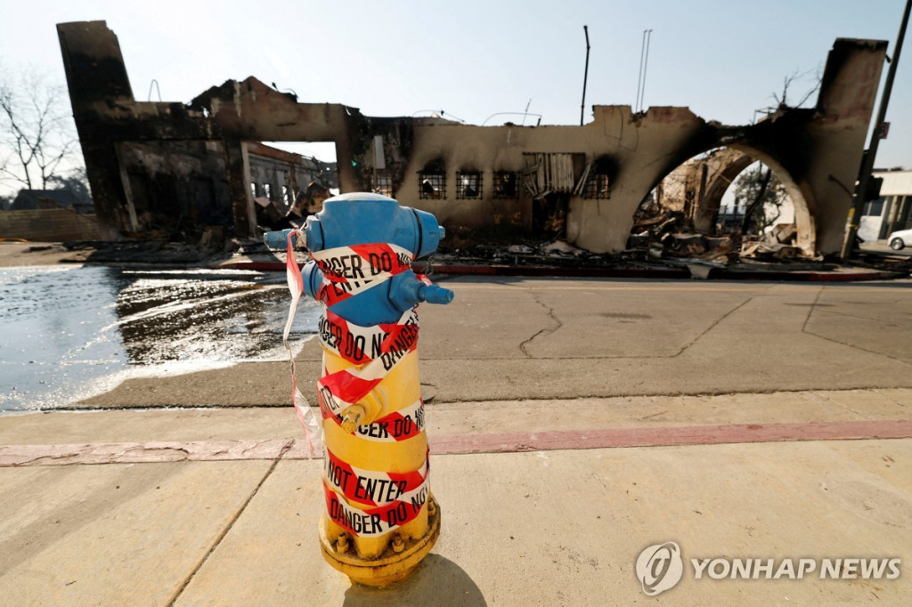 11일(현지시간) LA 화재 피해 지역에서 테이프가 붙여진 소화전.물이 나오지 않아 책임시비가 일고 있다.[로이터=연합]