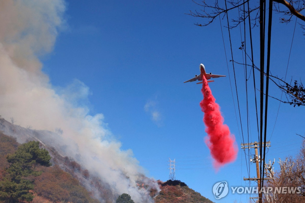 LA에서 산불 진화 중인 항공기[로이터=연합]