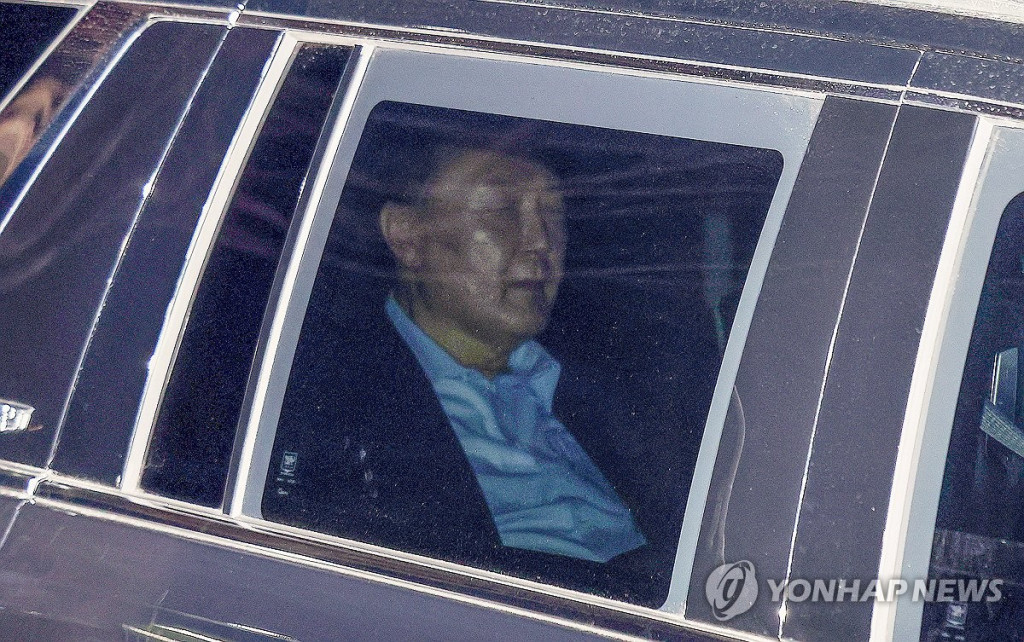 내란 우두머리와 직권남용 권리행사 방해 혐의를 받는 윤석열 대통령이 15일 오후 고위공직자범죄수사처의 조사를 마친 뒤 차량에 탑승해 경기도 의왕시 서울구치소로 향하고 있다.(의왕=연합)