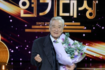 이순재, KBS 연기대상 최고령 수상 “60 넘어도 공로상 아니라 연기로 평가해야…”