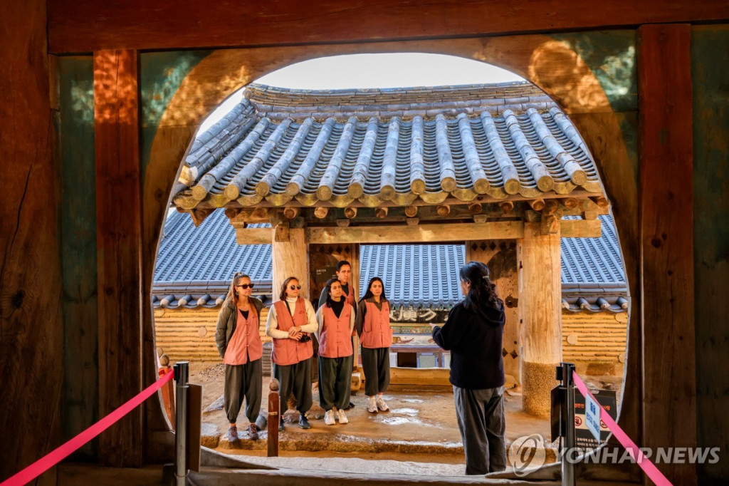 2024년 11월 12일 경남 합천군 법보종찰 해인사 장경판전에서 외국인들이 팔만대장경에 관해 설명을 듣고 있다. [연합자료]