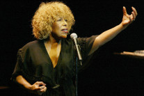 ‘킬링 미 소프틀리’ 가수 로버타 플랙 88세로 별세