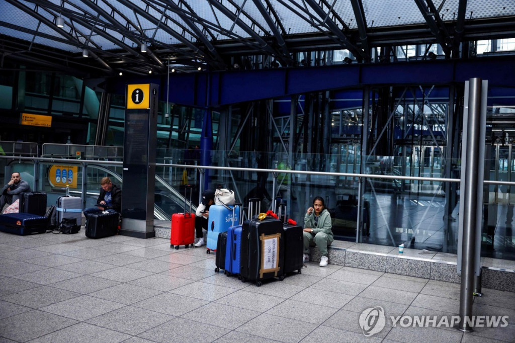 히스로 인근 헤이스에서 공항 소식 기다리는 승객들 [AFP=연합]