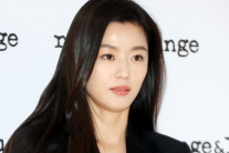 전지현, 10년만에 스크린 컴팩…영화‘군체’ 합류