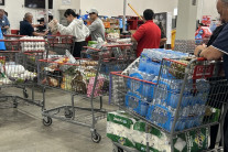 미국 3월 소매판매 급증 ‘위험신호’…“관세 패닉바잉, 소비신뢰 추락 방증”