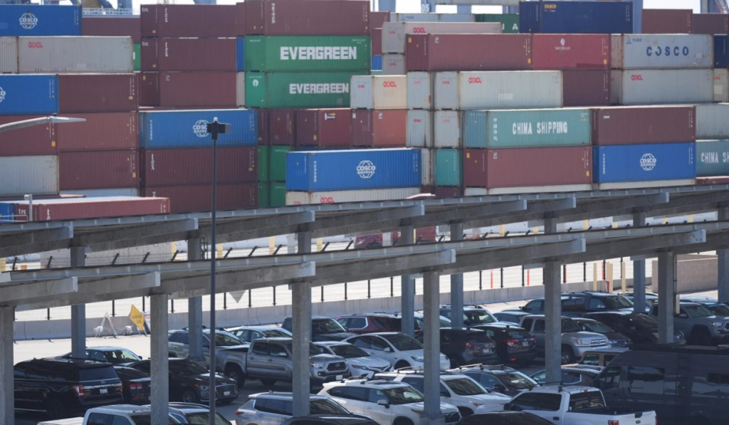 미국 로스앤젤레스 롱비치항에 쌓여 있는 화물컨테이너[AP=연합 자료]