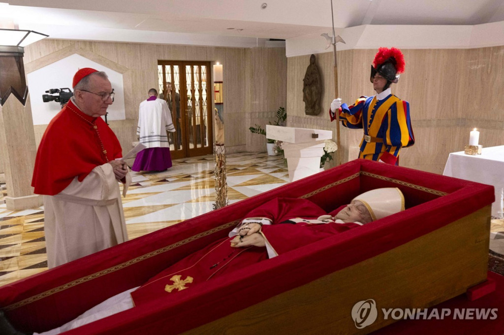관에 안치된 프란치스코 교황 [AFP/교황청=연합]