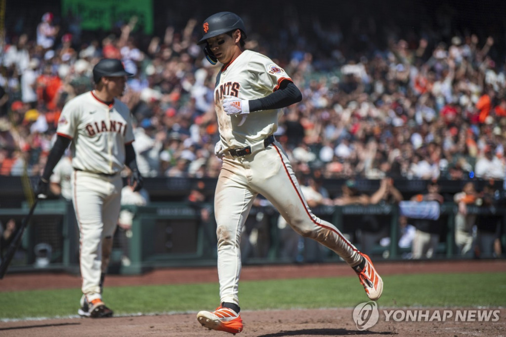 득점하는 이정후[AP=연합]