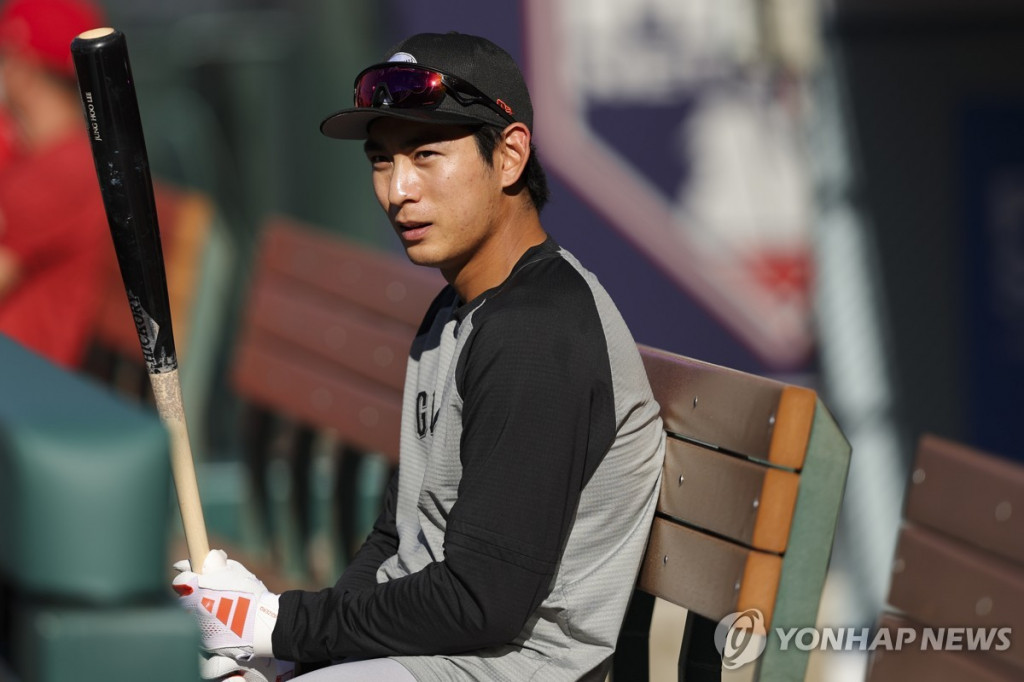 샌프란시스코 자이언츠 외야수 이정후가 20일(한국시간) 미국 캘리포니아주 애너하임 에인절스타디움에서 열린 로스앤젤레스 에인절스와 방문 경기를 앞두고 그라운드를 바라보고 있다.(AP=연합)