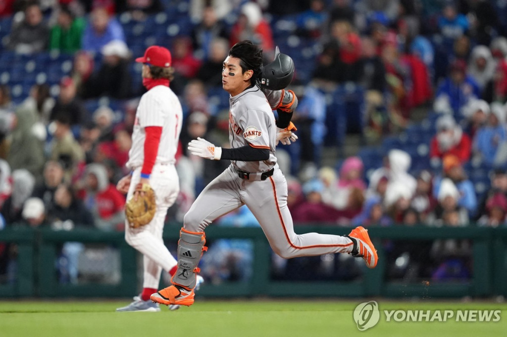 이정후가 2구타를 날리고 질주하고 있다.[로이터=연합] Mandatory Credit: Kyle Ross-Imagn Images