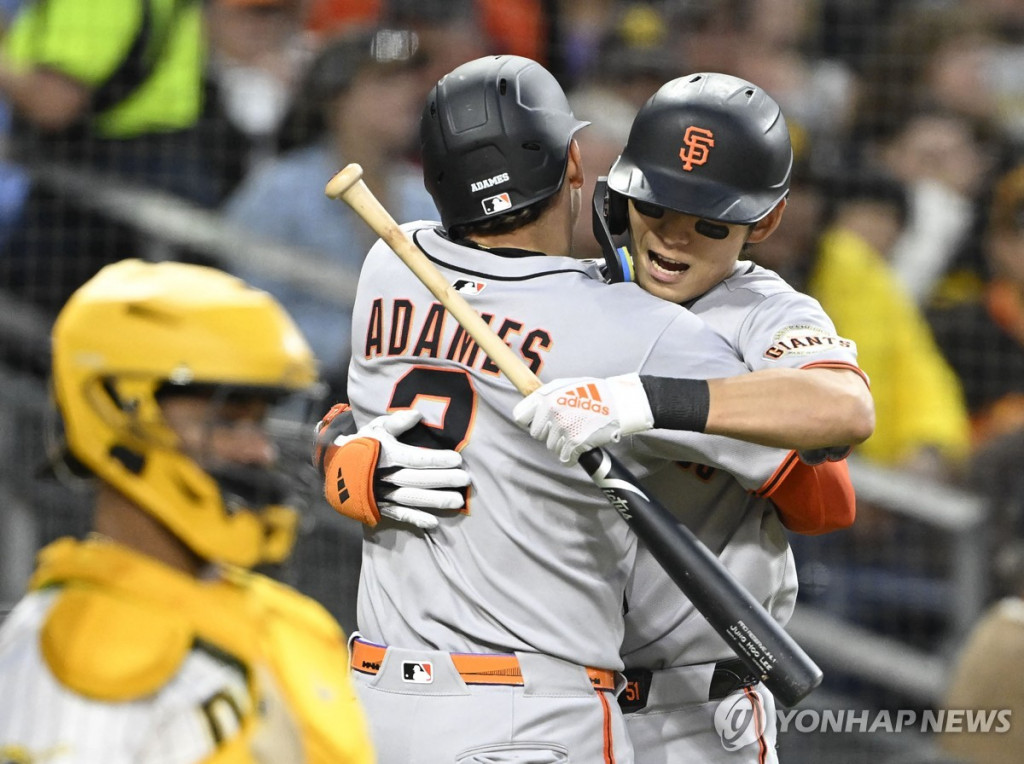 샌프란시스코 이정후(오른쪽)가 29일(미국시간) 미국 캘리포니아주 샌디에이고 펫코 파크에서 열린 미국프로야구 메이저리그 샌디에이고와 방문 경기, 4회초 솔로 홈런을 친 아다메스를 축하하고 있다.(샌디에이고 Imagn Images=연합)