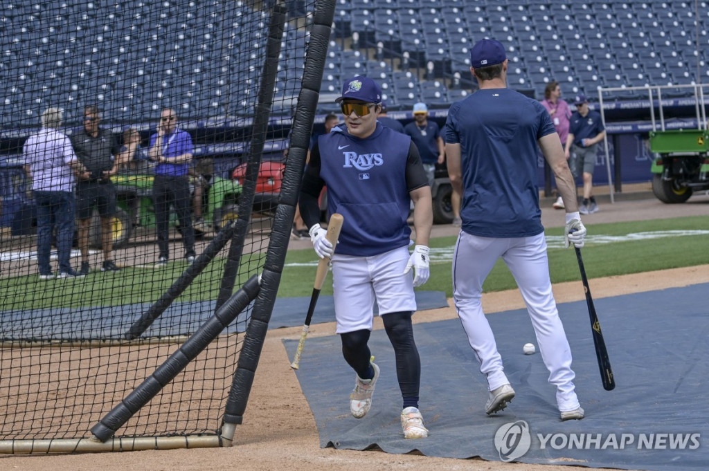 탬파베이 훈련복 을 입고 배팅케이지에서 타격을 하고 나서는 김하성[UPI=연합 자료]