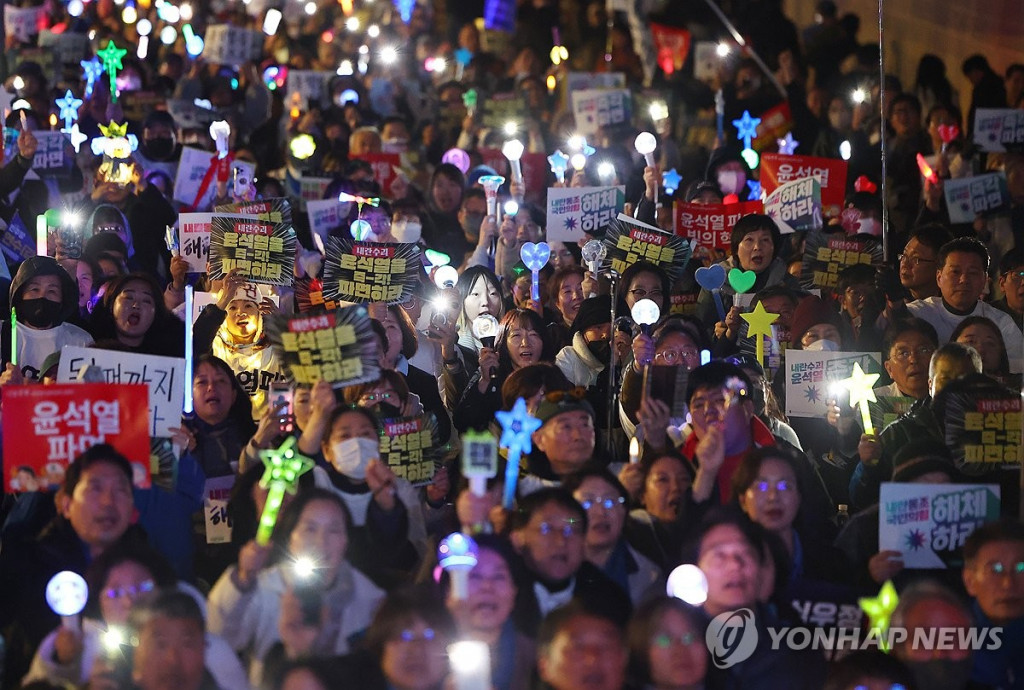 서울 종로구 광화문 앞에서 열린 ‘내란수괴 윤석열 즉각 파면 긴급행동’ 집회 참가자들이 구호를 외치고 있다. (연합)