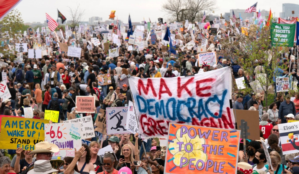 워싱턴DC에서 5일(현지시간) 트럼프 행정부의 정책에 반대하는 시위가 벌어지고 있다.[AP=연합]