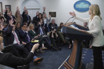 트럼프 ‘AP통신 취재제한’ 법원서 “헌법 위반” 판결