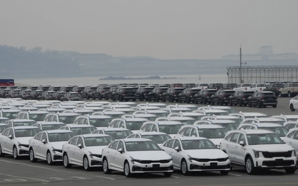 경기도 평택항에 수출용 자동차가 선적을 기다리고 있다.[AP]