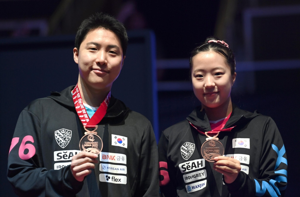 세계탁구선수권 혼합복식 동메달을 목에 건 신유빈(오른쪽)과 임종훈 [대한탁구협회 제공]