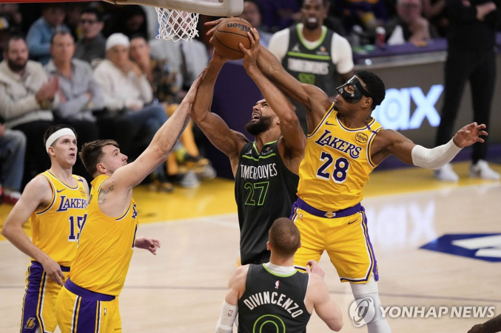 뤼디 고베르가 골밑슛을 시도하고 있다.[AP=연합]