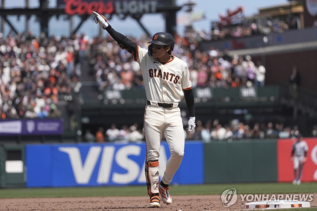  샌프란시스코 이정후가 3일(미국시간) 미국 캘리포니아주 샌프란시스코 오라클파크에서 열린 메이저리그 콜로라도와 홈 경기, 6회말 적시타를 친 뒤 세리머니를 하고 있다.(샌프란시스코 AP=연합)