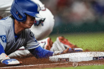 다저스 김혜성, 대주자 등장 MLB 첫 도루 성공…한국인 12번째