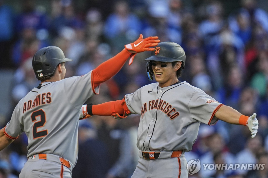 이정후의 홈런 세리머니 샌프란시스코 자이언츠 이정후(오른쪽)가 7일(한국시간) 미국 일리노이주 시카고의 리글리필드에서 열린 2025 미국프로야구 메이저리그 시카고 컵스와 방문 경기, 3회 투런 홈런을 친 뒤 아다메스의 축하를 받고 있다.(시카고 AP=연합) 