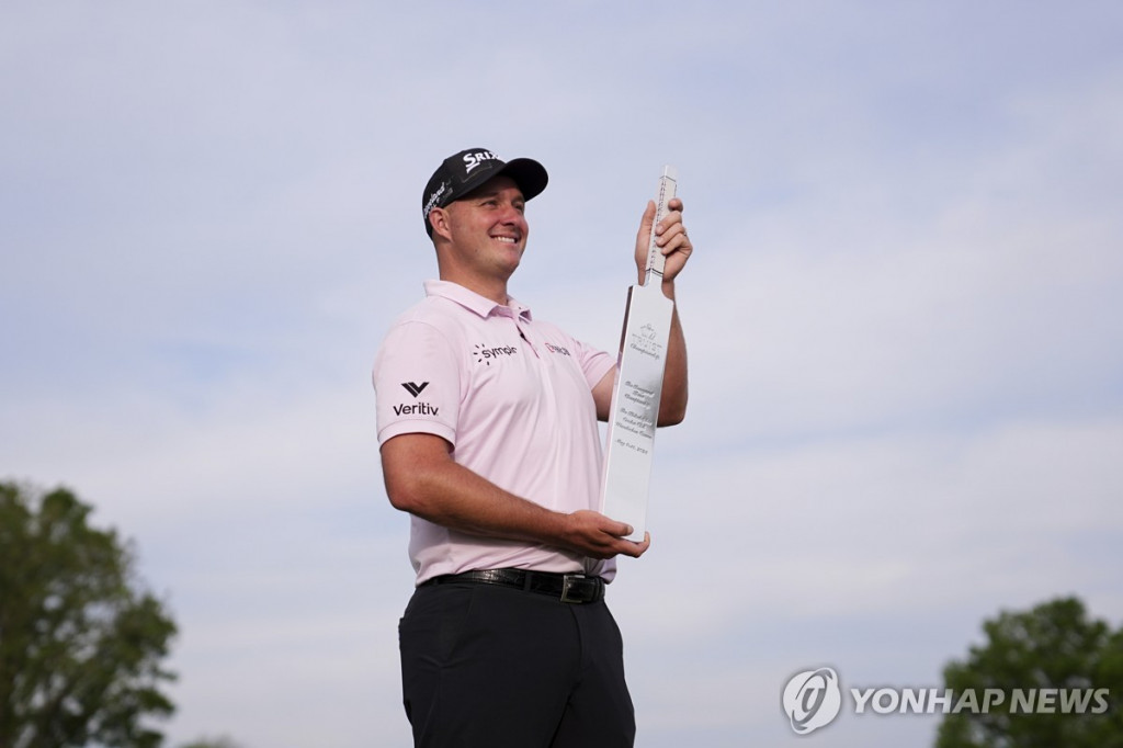 우승 트로피 든 제프 슈트라카 [AP=연합]