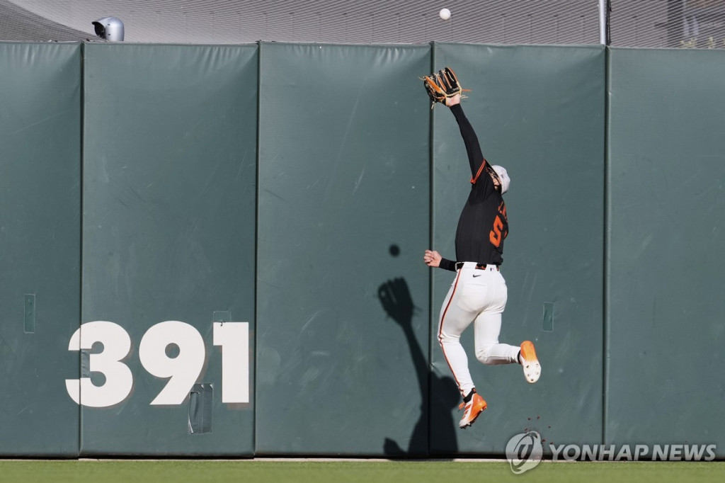 샌프란시스코 이정후가 18일(한국시간) 미국 캘리포니아주 샌프란시스코 오라클 파크에서 열린 애슬레틱스와 홈 경기, 1회초 브렌트 루커의 타구를 잡아내고 있다.(샌프란시스코 AP=연합) 