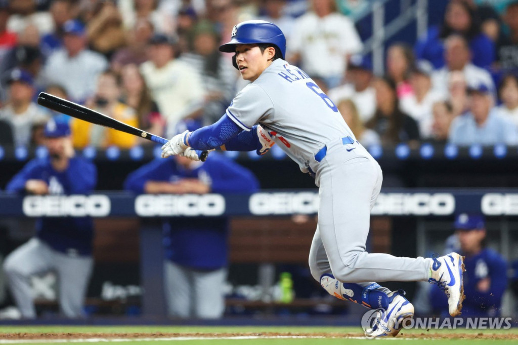 김혜성이 7일 마이애미 말린스를 상대로 7회초 안타를 날리고 달려나가고 있다.[AFP=연합]